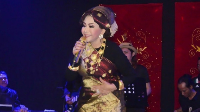 Instagram/ @ellykasimofficial