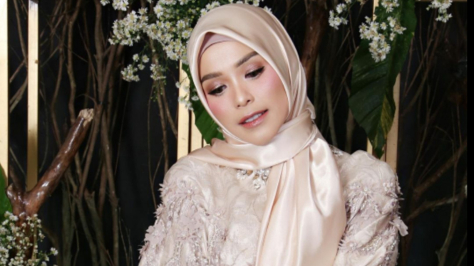 Potret Metha Yunatria, Istri Uki Eks Noah Dalami Agama Usai Hijrah