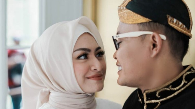 Instagram/nathalieholscher