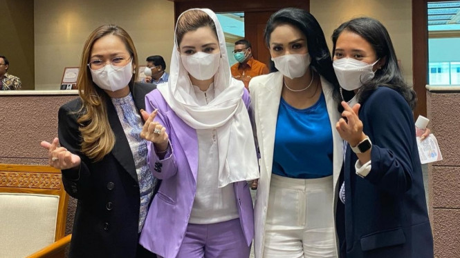 Instagram/ @krisdayantilemos