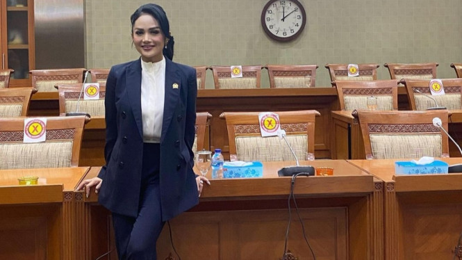 Instagram/ @krisdayantilemos