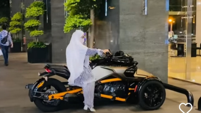 Instagram/ @apriljasmine85