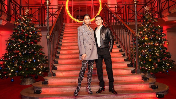 10 Potret Mesra Tom Holland dan Zendaya di London, No. 6 Kelewat Gemas