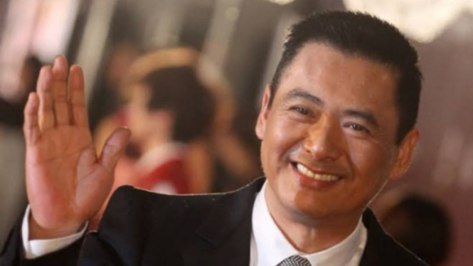 8 Potret Chow Yun Fat Ultah ke-67, Si Raja Judi Parasnya Buat Pangling