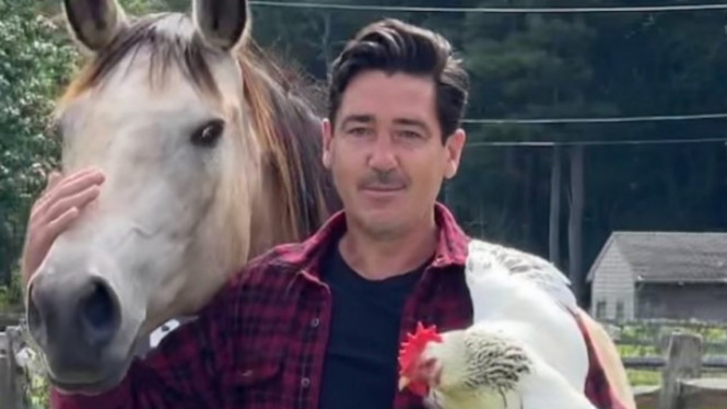 Instagram/ @jonathanrknight