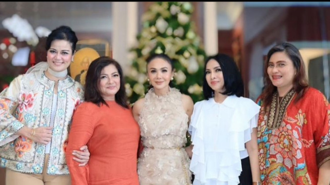 Instagram/yunishara36