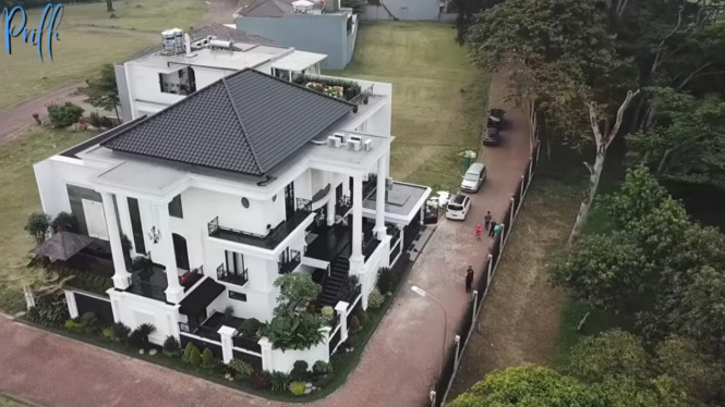 Prilly Latuconsina/YouTube