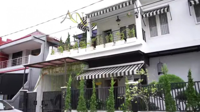 YouTube/Adjie Notonegoro Official