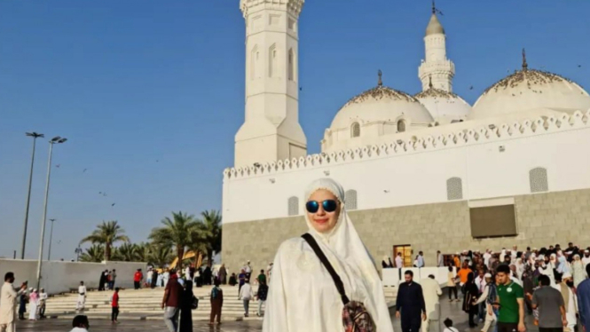 5 Potret Cantiknya Catherine Wilson Berhijab Saat Umrah