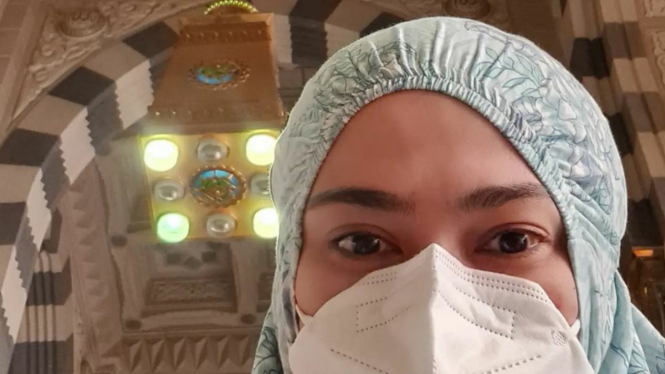 5 Potret Cantiknya Catherine Wilson Berhijab Saat Umrah