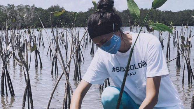 Instagram/@nadinelist