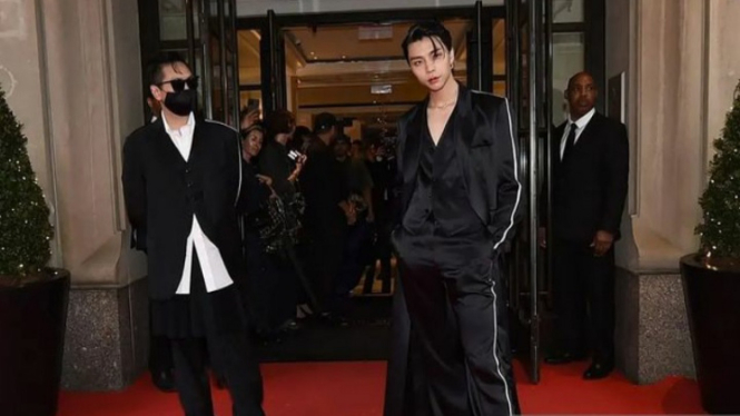 Potret Johnny NCT Hadir di Met Gala 2022, Foto Bareng Gigi Hadid