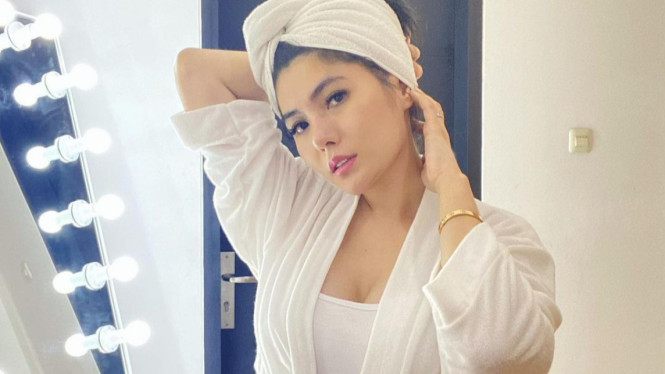 Instagram/angelalee87