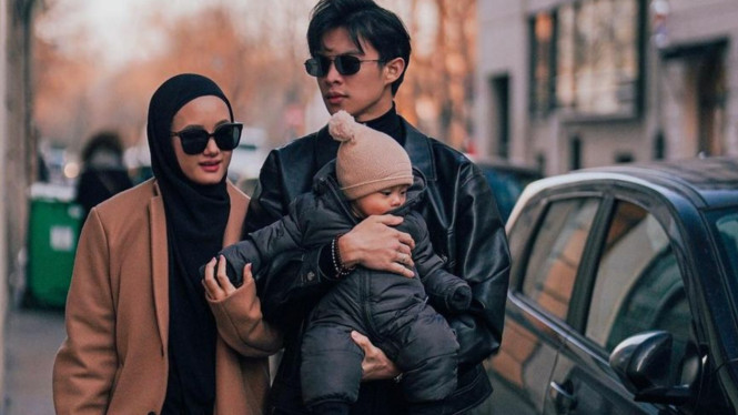 Disebut Papa Muda, 6 Potret Rey Mbayang Gendong Sang Buah Hati