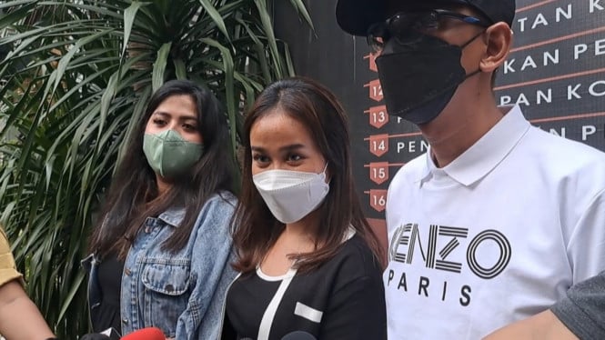 Intipseleb/Tiya Sukmawati