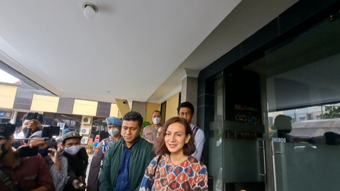 Intipseleb/Tiya Sukmawati