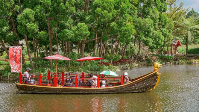 Instagram/floating.market.lembang