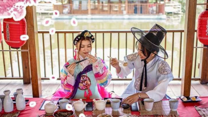 Instagram/floating.market.lembang