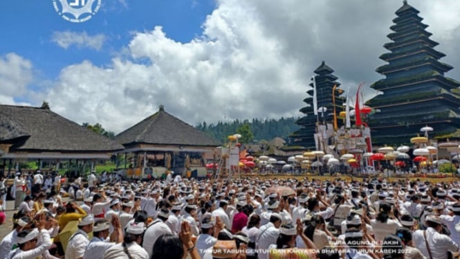 Instagram/@pura_agung_besakih