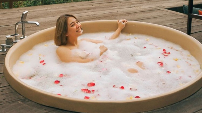 Instagram/ @devyanastasia