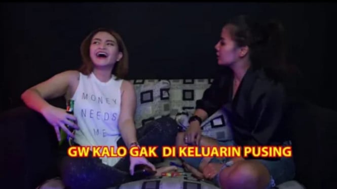 YouTube/Aurelia Grey