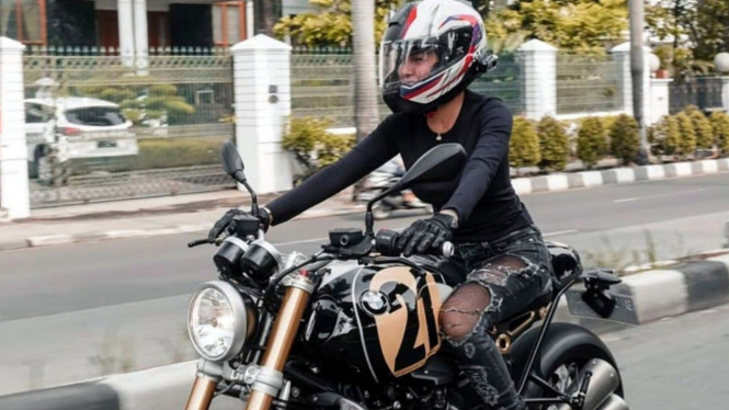 6 Potret Artis Cantik Naik Moge, Nomor 4 Harga Motor Rp700 Jutaan