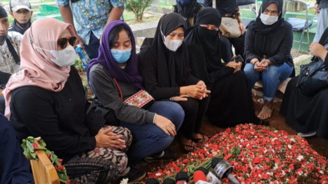 Intipseleb/Tiya Sukmawati