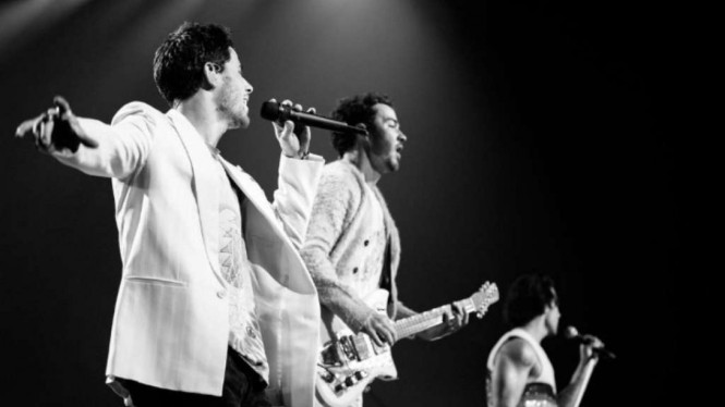 Instagram/@jonasbrothers