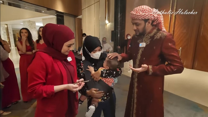 Youtube/Nathalie Holscher