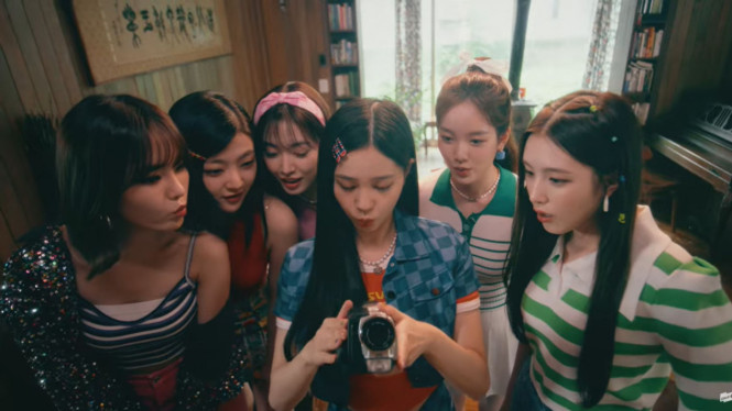 1theK/Tangkapan Layar MV Love