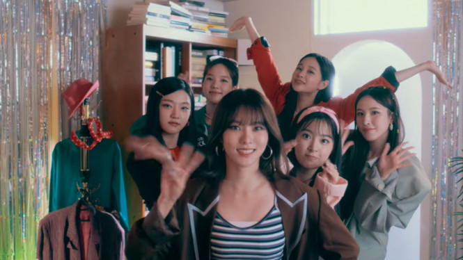 1theK/Tangkapan Layar MV Love