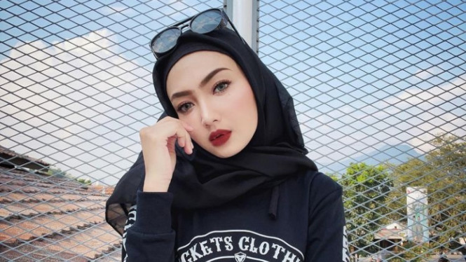 Instagram/riesca_rose