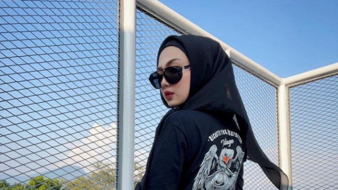 Instagram/riesca_rose