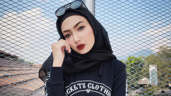 Instagram/riesca_rose