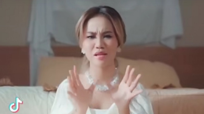 Instagram/adek_lambe_turah 