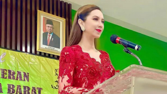 Instagram/@henitania