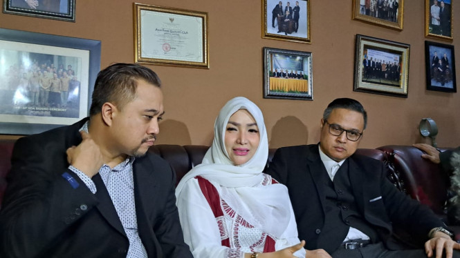 Intipseleb/Tiya Sukmawati