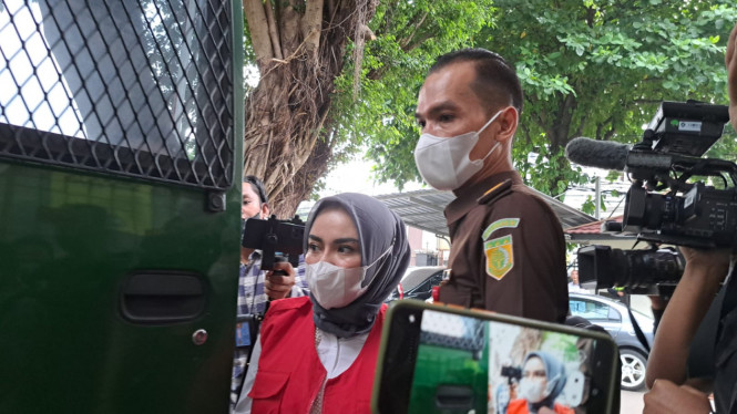 Intipseleb/Tiya Sukmawati