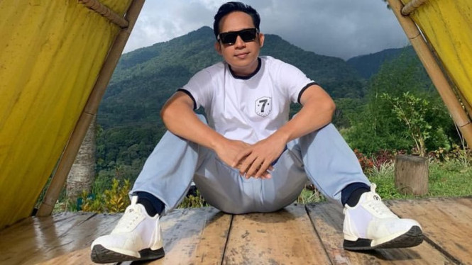 instagram/dennycagur