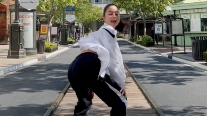 Instagram/ @sofimanassyan