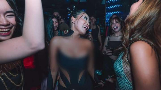 Instagram/@rachelvennya