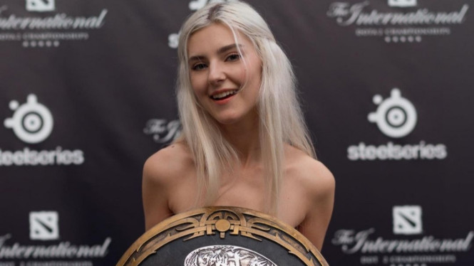 Instagram/ @theevaelfie