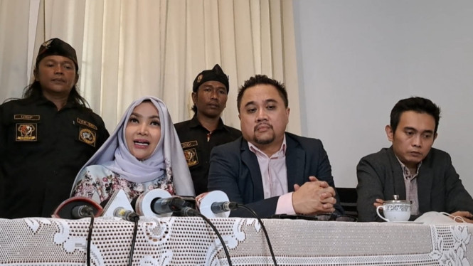 Intipseleb/Tiya Sukmawati