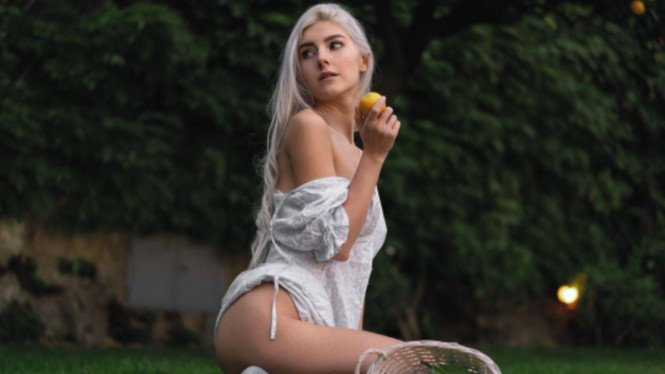 Instagram/ @theevaelfie