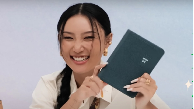 Pamer Alkitab, Hwasa MAMAMOO Ngaku Tak Punya Agama Meski Terlahir