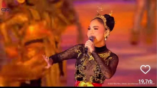 Instagram/@yunishara36