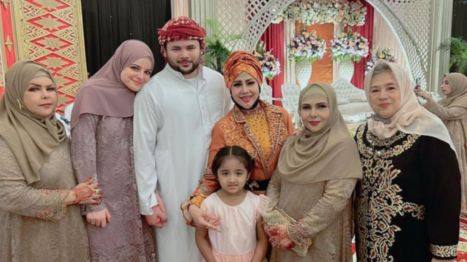 Instagram/elvy_sukaesih