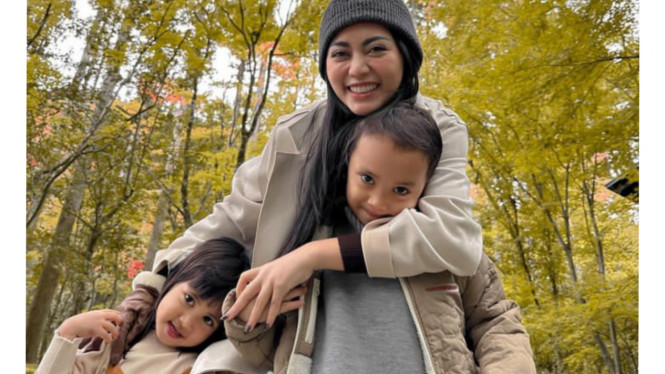 Instagram/@rachelvennya