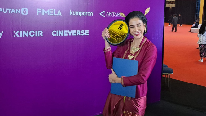 Intipseleb/Tiya Sukmawati