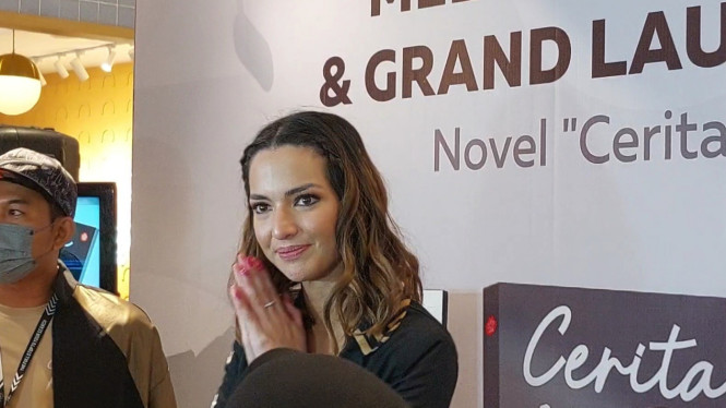 IntipSeleb/Hijria Khatimi